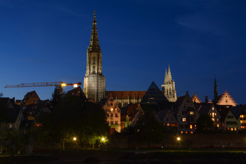 Obraz premium minster and houses of ulm in the blue hour