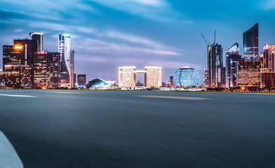 Obraz premium Urban road and night view of Hangzhou architectural landscape..