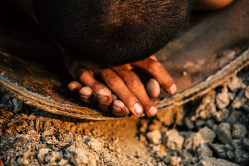 Obraz premium poor child or beggar begging you for help sitting at dirty slum. concept for poverty or hunger people,human rights,donate and charity for underprivileged children in third world 