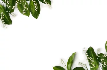 Fotobehang Frame van bloem met bladeren Lelietje-van-dalen (Convallaria majalis, mei klokken, mei-lelie) op een witte achtergrond met ruimte voor tekst. Bovenaanzicht, plat gelegd © Anastasiia Malinich