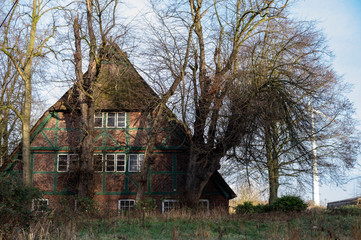 Fototapeta na wymiar old historic farm house in hamburg in autumn