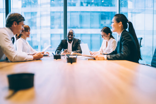 Divers employees having meeting in office