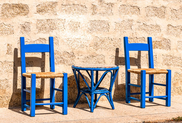 Fototapeta na wymiar table and chairs at a cafe