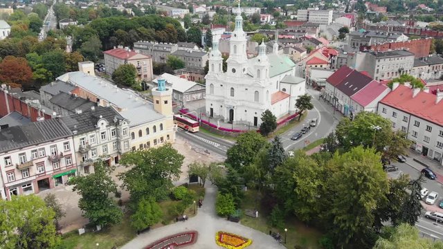 Krajobraz miasteczka z zabytkowym białym kościołem z lotu ptaka