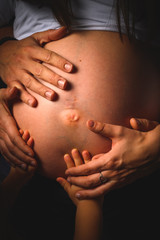 Le ventre d'une femme enceinte - 317028182