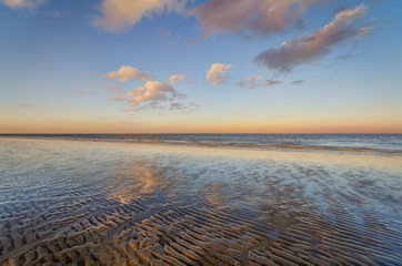 An der Wasserkante im Wattenmeer unterwegs