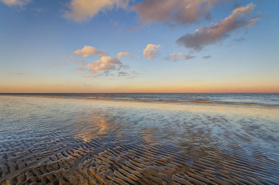 An der Wasserkante im Wattenmeer unterwegs