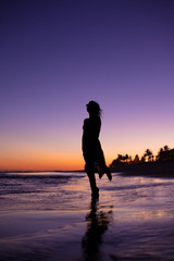 joven mujer en el atardecer silueta