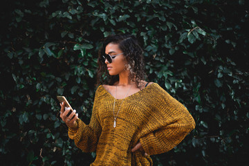joven mujer con celular mesajes, redes sociales, conectividad