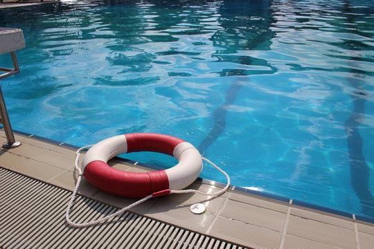 Rettungsring am Wasser