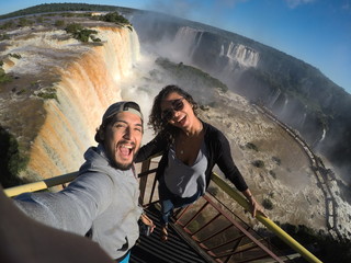 autofoto selfie de pareja en cataratas de iguazu disfrutando el viaje