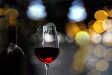 Foto op Plexiglas Blurred of Wine In A Glass. Romantic  Valentines Concept. © SOMKID