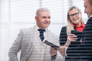 Obraz premium close up. project Manager discussing with employees working documents.