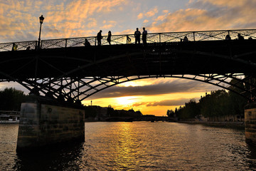 Fototapeta na wymiar Persone su ponte a Parigi
