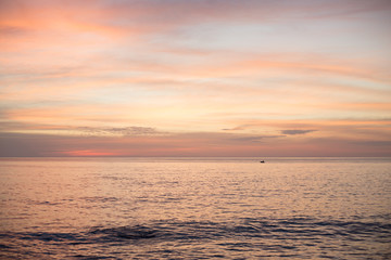 Obraz premium Sea pink sunset. Beautiful color clouds.