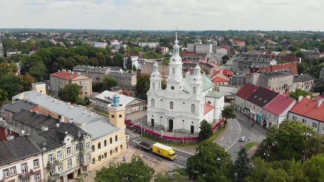 Panorama miasta z białym zabytkowym kościołem z lotu ptaka
