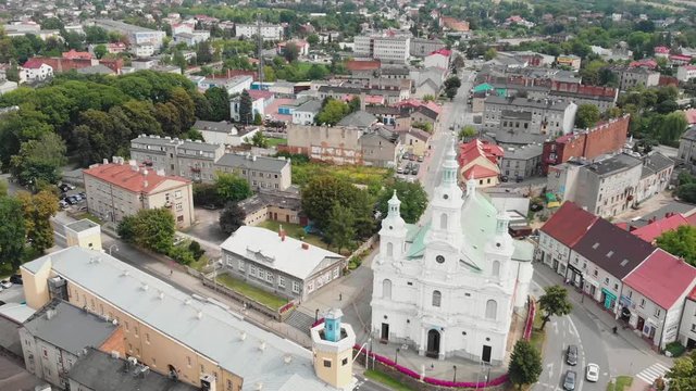 Panorama miasta z nietypowym białym kościołem z lotu ptaka