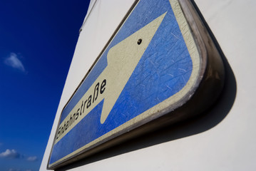 Schild Verkehr Pfeil Richtung Einbahnstraße One Way Deutschland Symbol Wand Blauer Himmel Weg...