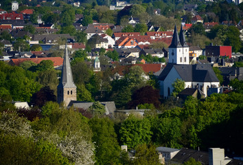 Iserlohn Stadtmitte Altstadt Kirchen Häuser Dächer Oberste Stadtkirche Bauernkirche Altes Stadtbad Waldstadt Bäume Natur Sauerland Deutschland Tourismus Wohnort Ruhrgebiet Idyll Ruhe Sommer Frühling