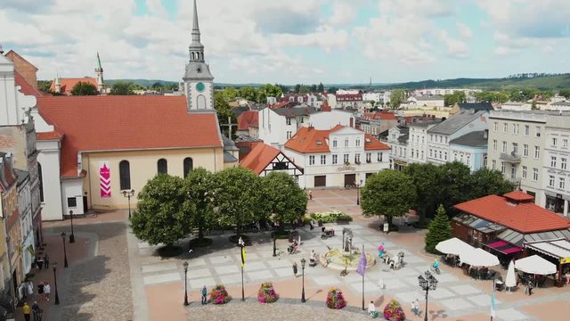 Panorama miejskiego rynku z widokiem na kości&oacute;ł z lotu ptaka