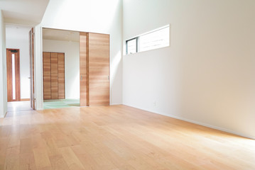 和室が見えるモダンな吹き抜けリビング