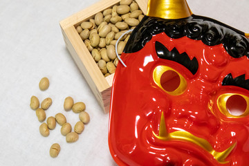 鬼のお面とマス入りの節分福豆