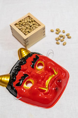 鬼のお面の奥にマス入りの福豆