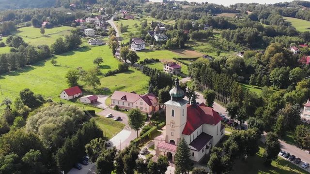 Zabytkowy kości&oacute;ł o nietypowym kształcie na polskiej wsi z lotu ptaka