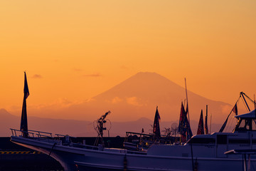 正月と富士と漁港