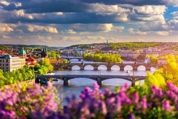 Foto auf Acrylglas Prag Malerischer Blick auf die Altstadt-Pierarchitektur und die Karlsbrücke über die Moldau in Prag, Tschechien. Prager ikonenhafte Karlsbrücke (Karluv Most) und Altstädter Brückenturm bei Sonnenuntergang, Tschechien.