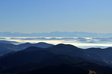Berggipfel und Nebel im Schwarzwald