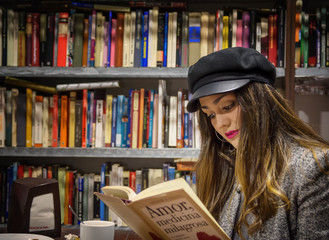 retrato de una mujer leyendo en una librería antigua