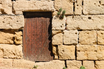 historische alte Tür in Griechenland mit Eisenbeschlag