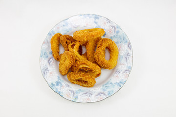 Deep-fried squid rings on a plate.