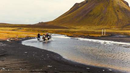 Flussquerung mit dem Motorrad