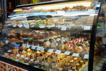 Vetrina di paste e babà