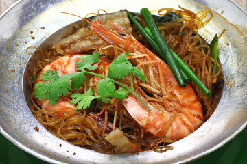 thai cuisine, steamed prawns with vermicelli in metal casserole pot, gung op wun sen © uckyo