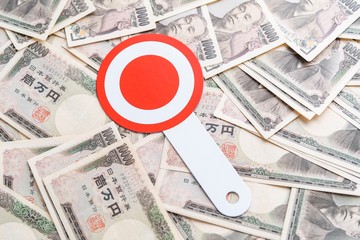 お金と丸のプレート