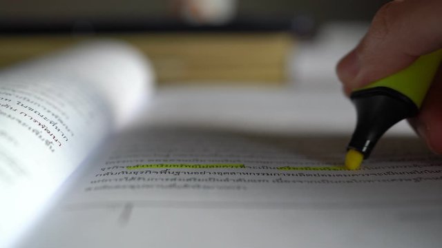 Using highlighter pen to highlight the essence in the textbook