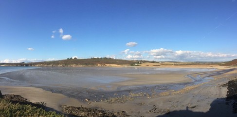 Promenade le long de la plage à Saint-Anne-La-Palud en Bretagne Finistère Cornouailles