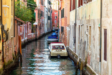 Fototapeta na wymiar Romantic canal in center of Venice.Beautiful and romantic streets of Venice, Beautiful photos of Venice.