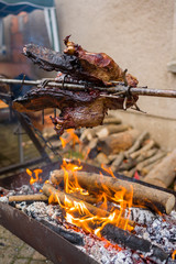Wildschwein über offene Feuer geröstet mit Holzkohle