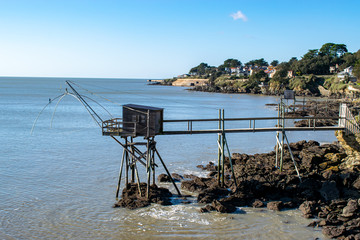 Pêcherie, pêche au carrelet qui surplombe la mer, montée sur pilotis côte de jade pornic loire...