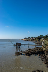 P&ecirc;cherie, p&ecirc;che au carrelet qui surplombe la mer, mont&eacute;e sur pilotis c&ocirc;te de jade pornic loire atlantique france 