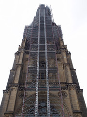 Baugerüst - hoher Kirchenturm wird renoviert