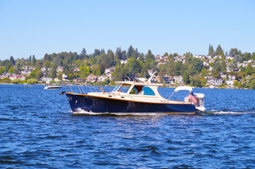 Fototapeta na wymiar Washington Lake. USA. Sunny weekend, boats moving on the lake.