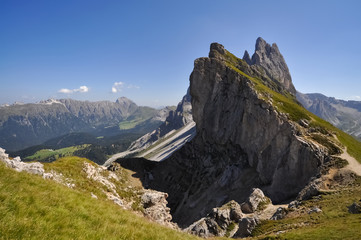 Fototapeta na wymiar Puez Gaisler Naturpark Furchetta Vilnöß Südtirol Dolomiten Italien Berge Alpen Gipfel Gebirge Sommer Sonne Blauer Himmel Urlaub Ferien Bergsteigen Wandern Trekking Aussicht Panorama Gipfel Wiesen 
