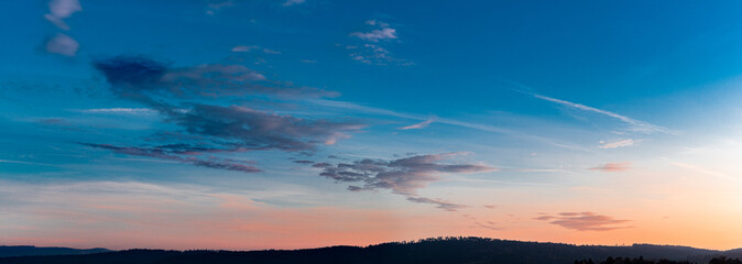 Fototapeta na wymiar Panorama Schleierwolken in der Abenddämmerung