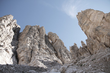 Dolomiten Wanderung im Herbst rund um die Drei Zinnen mit schöner Bergkulisse zur Drei-Zinnen-Hütte in Südtirol Italien Europa