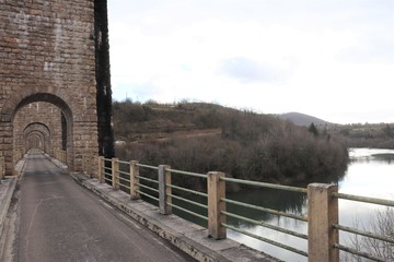 Viaduc de Cize Bolozon sur la rivière Ain dans la commune de Corveissiat - Département de l'Ain - Région Rhône Alpes - Reconstruit en 1946